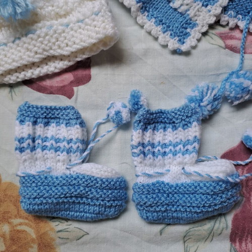 Handmade baby set with cardigan, shirt and booties, white and blue