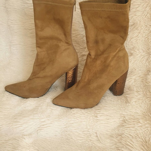 Μποτάκια καφέ από faux suede σαν καινούργια, τακούνι 10 εκ.