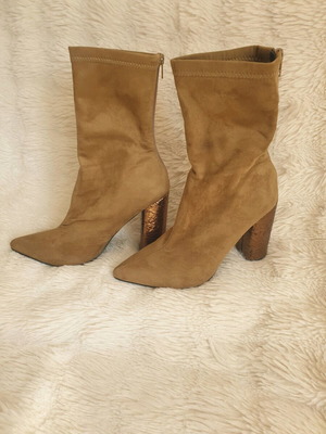 Μποτάκια καφέ από faux suede σαν καινούργια, τακούνι 10 εκ.