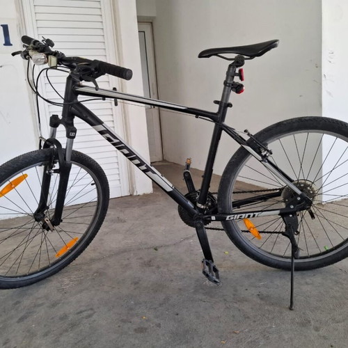 Giant ATX Mountain Bike Large L Frame Like New with Helmet