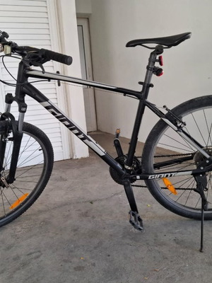 Giant ATX Mountain Bike Large L Frame Like New with Helmet
