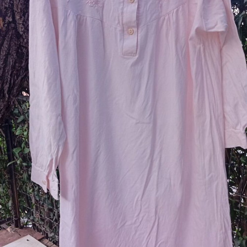 Nightgown like new, size XL to 2XL, long sleeve, buttoned
