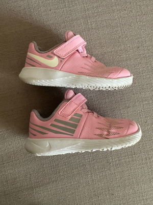 Παπούτσι Nike αθλητικό σαν καινούργιο, νούμερο 23,5, ροζ-άσπρο