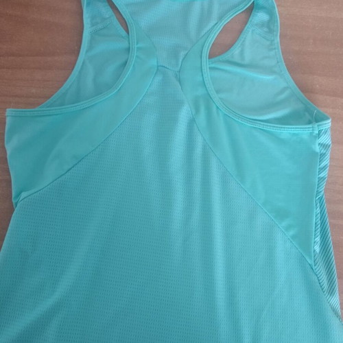 Women's Sports Shirts pack of 3 like new, size M