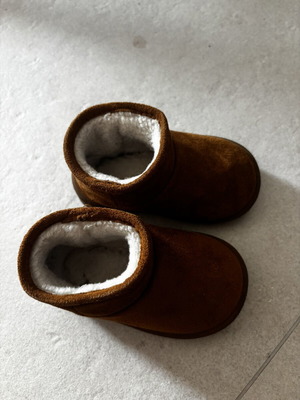 Children's boots with fur