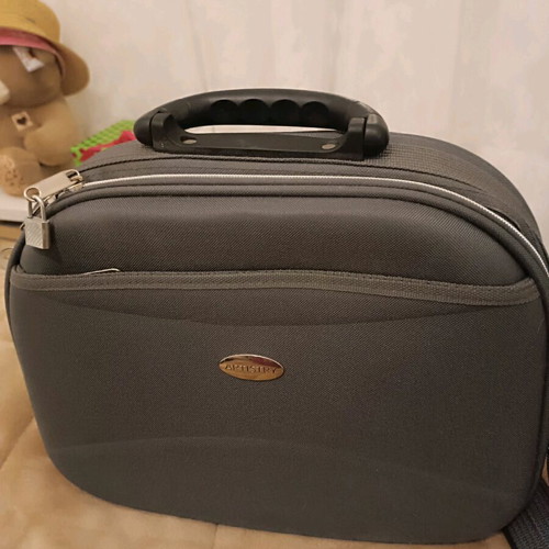 Artistry beauty case like new, gray