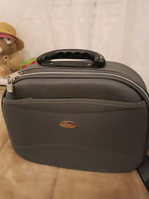Artistry beauty case like new, gray