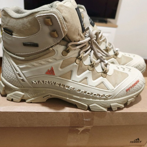 Hiking boots size 45 like new, beige