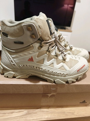 Hiking boots size 45 like new, beige