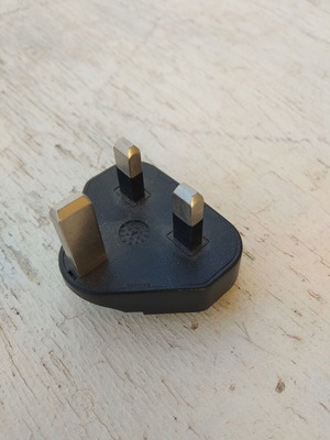 Adaptor plug from universal to UK new