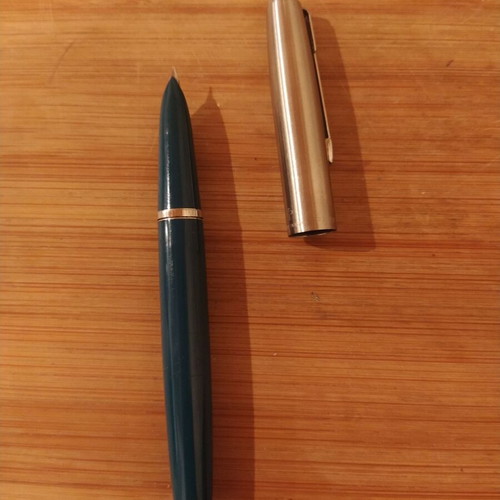 Vintage Parker 21 pen used, collectible green