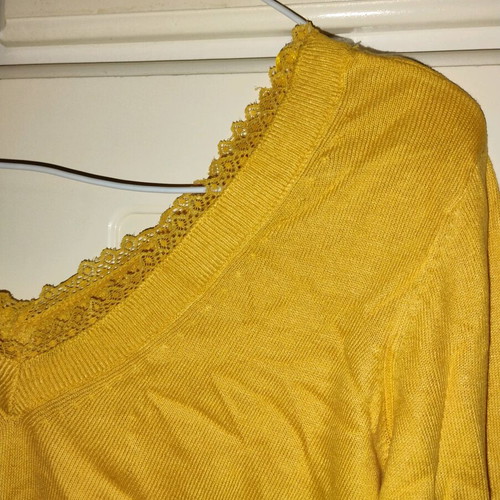 Knitted yellow blouse like new with lace