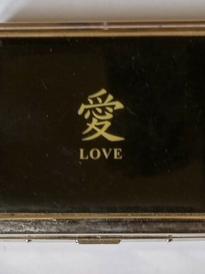 Ταμπακιέρα Love γυναικεία με αγγλικά και κινέζικα γράμματα