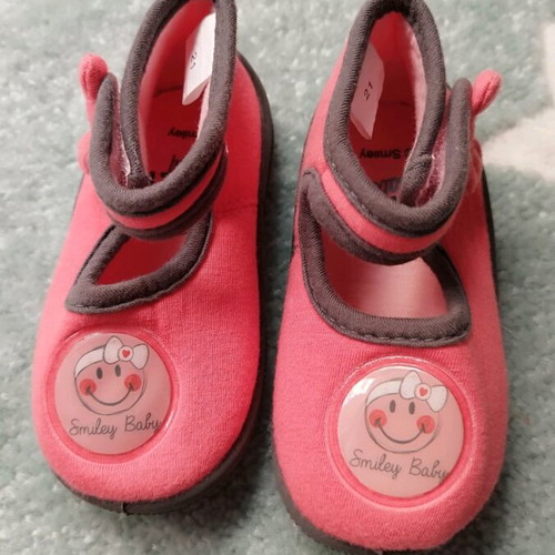 Baby slippers size 21 like new with bow and non-slip sole