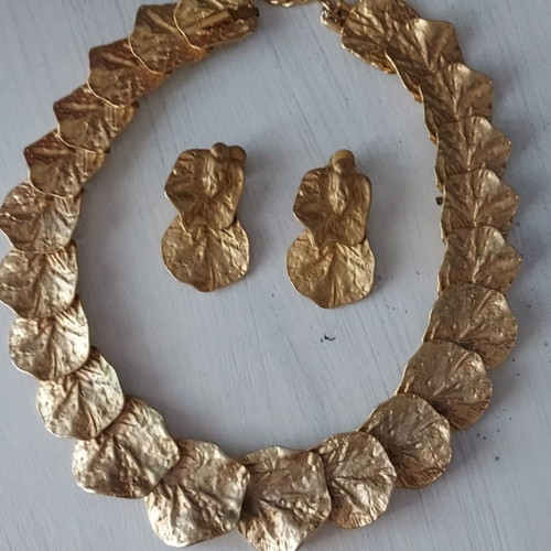Metal gold-plated vintage jewelry set used