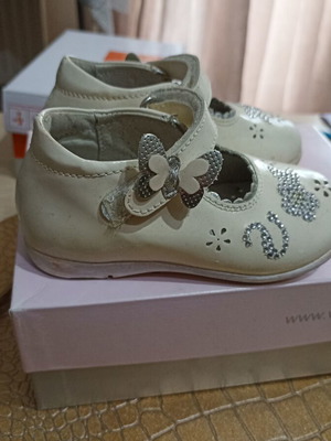 Viviane Italy baby shoes size 20 like new