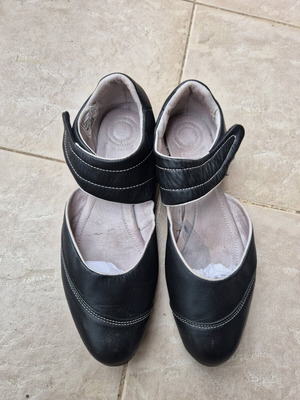 Γυναικεία δερμάτινα παπούτσια Lacoste μεταχειρισμένα, μαύρα με άσπρες ραφές