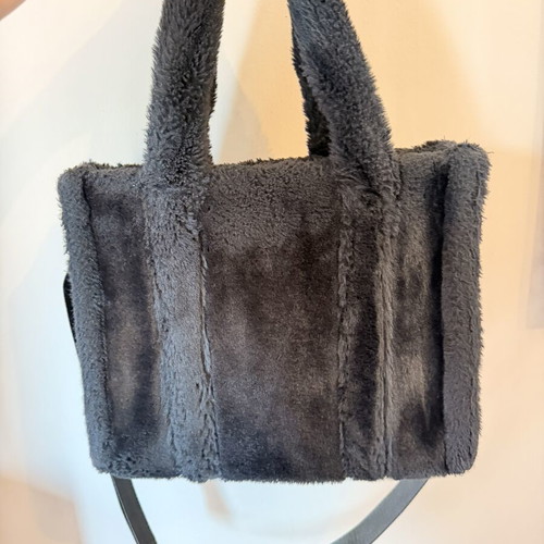 Moschino tote bag used, black furry shoulder bag Migato