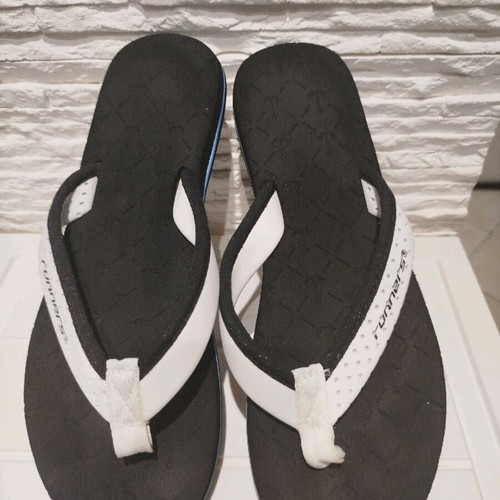 Runner slippers size 38 like new, black and white