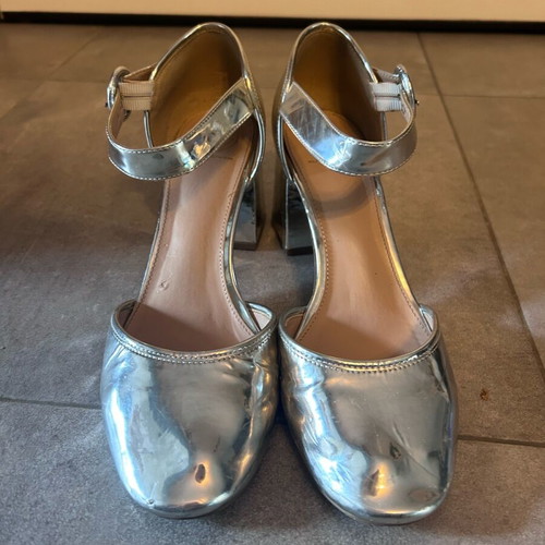Kurt Geiger silver pumps used with 7 cm heel