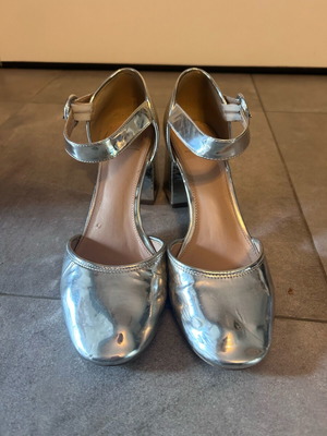 Kurt Geiger silver pumps used with 7 cm heel