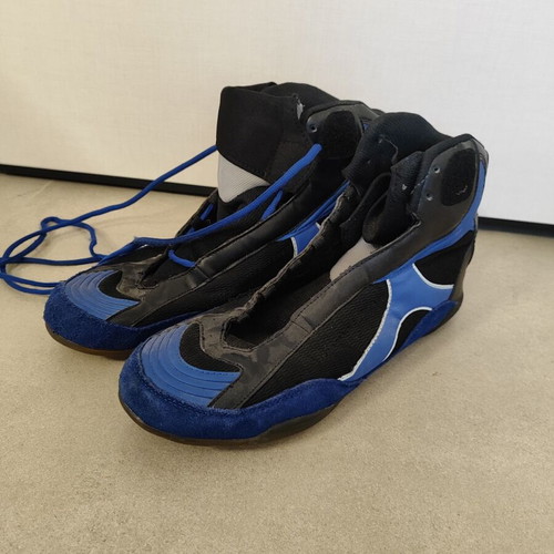 Olympus men's wrestling shoes used, size 46, black and blue, missing lace