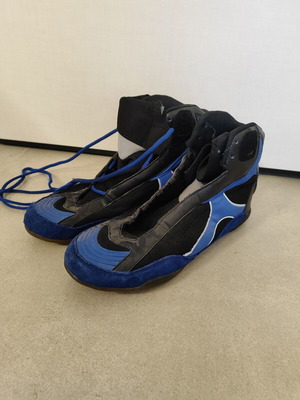 Olympus men's wrestling shoes used, size 46, black and blue, missing lace