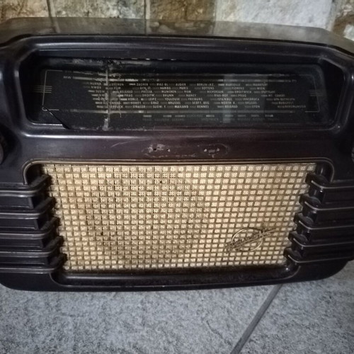 Παλιό συλλεκτικό ραδιόφωνο μεταχειρισμένο, μη λειτουργικό, με ράγισμα στο τζάμι