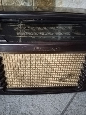 Old collectible radio from the 50s used, non-working with cracked glass