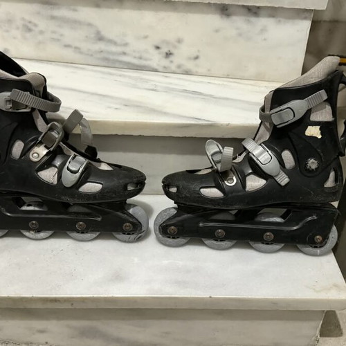 Roller skates used, 1 pair set