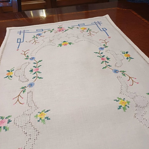 Embroidered narrow table runner like new approx. 80x40