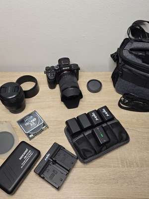 Sony Alpha A7 III Full Frame φωτογραφική μηχανή με 3 φακούς, 5 μπαταρίες και αξεσουάρ σαν καινούργιο