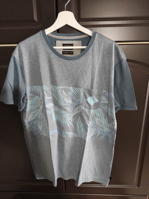 Quiksilver T-shirt blue size L like new