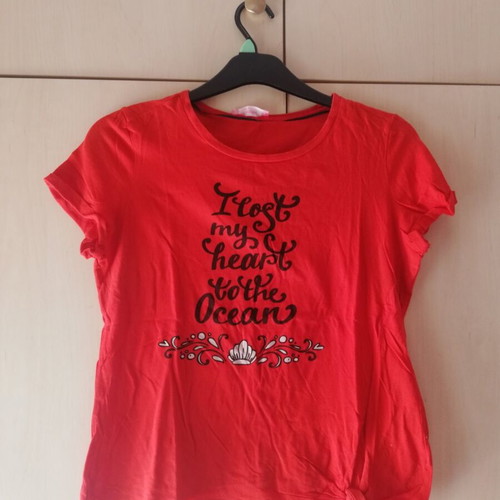 Pink Woman red cotton t-shirt used, size medium