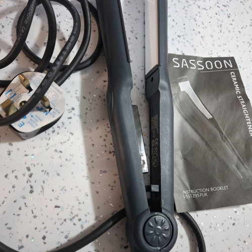 Sassoon VSST2957UK hair straightener like new with British plug
