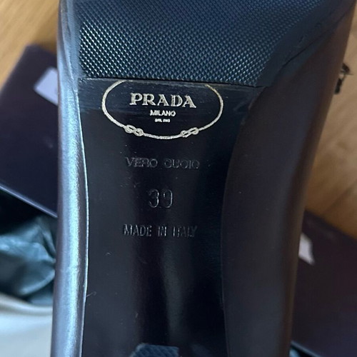 Prada brown leather heels like new with embellishments