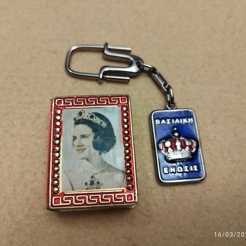Royal keychain and matchbox case like new with the Royal couple