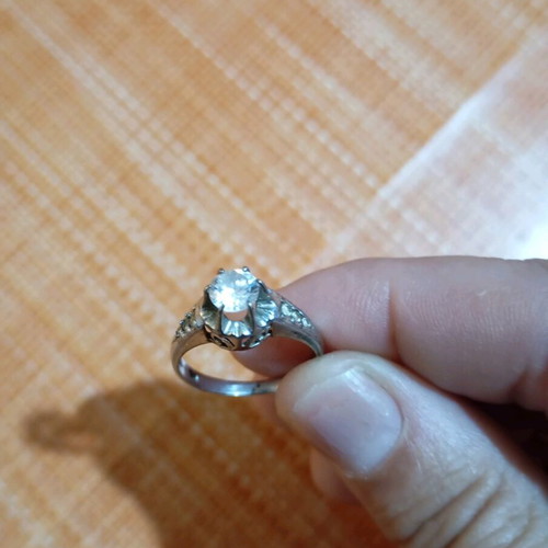 Women's white gold solitaire ring like new with zircon stones