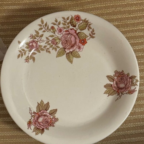 Set of 5 vintage porcelain plates like new with romantic floral design