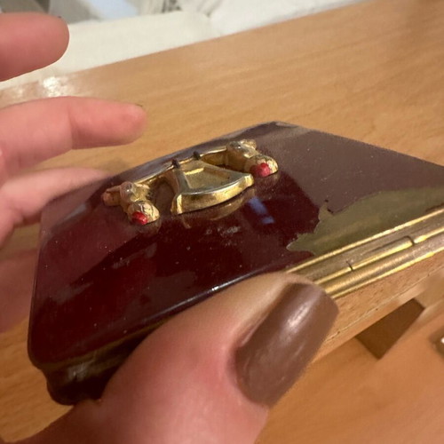 Collectible powder box used with rubies, 19th century