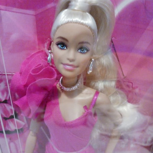 Barbie Deluxe Style doll new