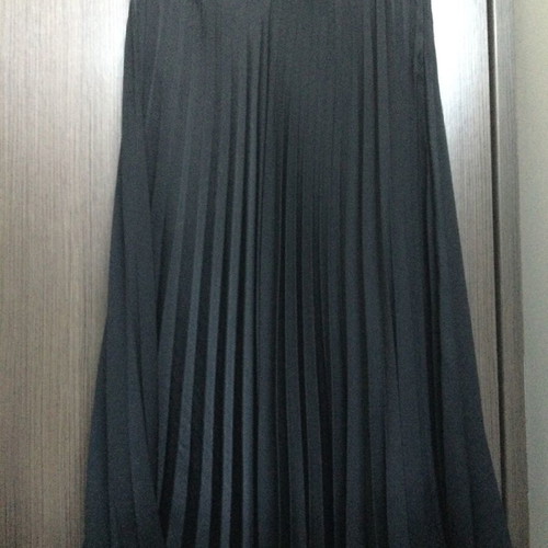 Desiree black pleated midi skirt like new, size M