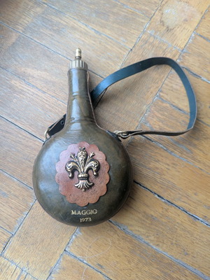 Vintage δερμάτινη φιάλη Florentine μεταχειρισμένη με έμβλημα Fleur-de-lis