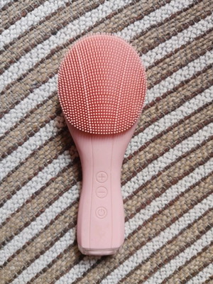 Facial cleansing brush like new with vibration and intensity settings