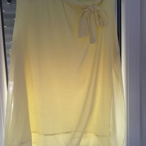 Blouse yellow used, loose fit covering belly