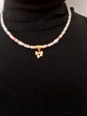 Necklace with salmon semi-precious stones