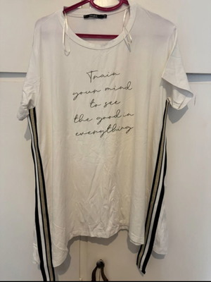 Mat Fashion blouse with rhinestone print and side stripe, like new, XL