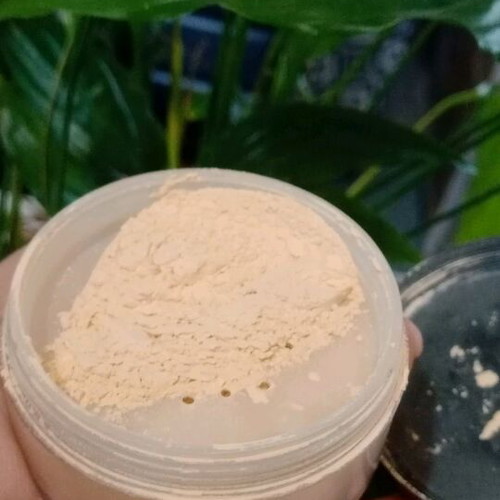 Banana Dreams loose powder W7 used, slightly missing