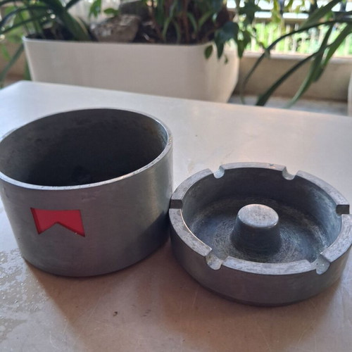 Marlboro metal ashtray, height 9 cm, diameter 7 cm