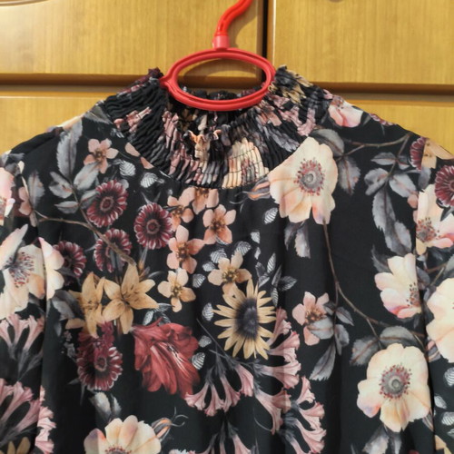 Floral dress like new, one size, black multicolor